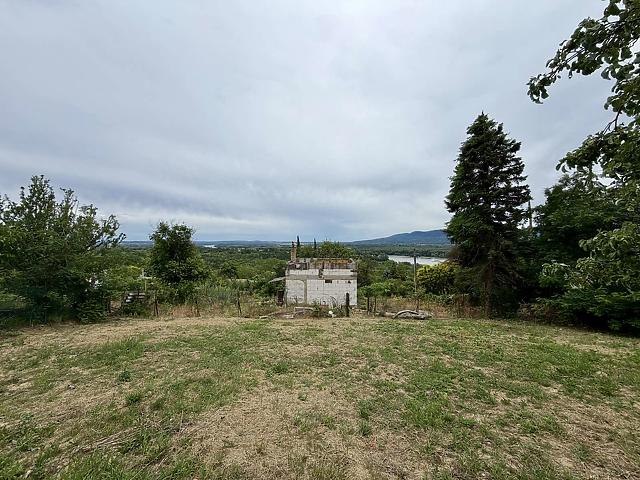 Eladó telek