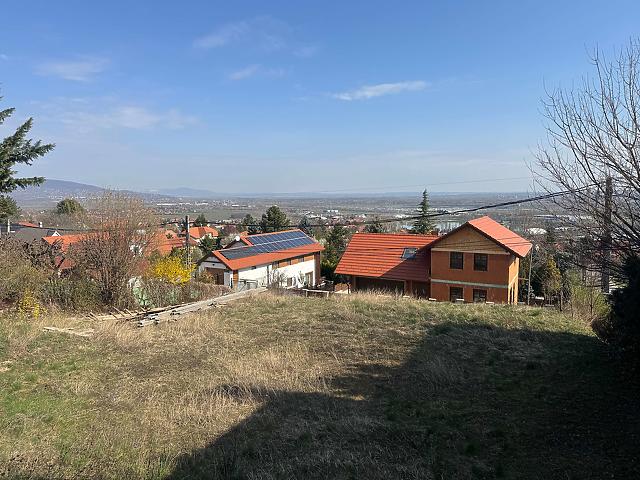 Eladó telek